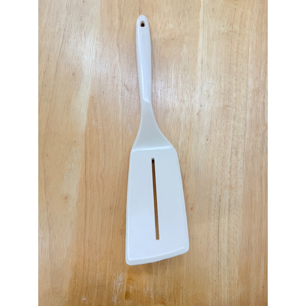 Vintage nylon Plastic Slotted turner Spatula Kitchen Utensil cream beige